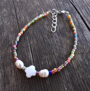 Jemný farebný náramok z korálok, perál a chirurgickej ocele (Handmade farebný zapínací náramok z korálok s chirurgickou oceľou)