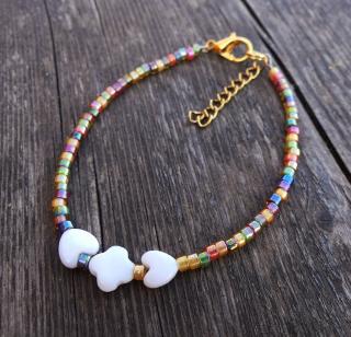 Jemný farebný náramok z korálok, perlete a chirurgickej ocele (Handmade farebný zapínací náramok z korálok s chirurgickou oceľou)
