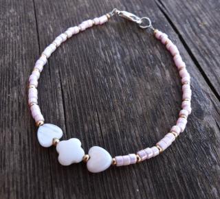 Jemný ružový náramok z korálok, perlete a chirurgickej ocele (Handmade ružový zapínací náramok z korálok s chirurgickou oceľou)