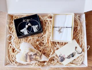 Koníkový darčekový box pre ženy s náušnicami, dekoráciou, náramkom a kľúčenkou (Koníková darčeková krabička pre ženy obsahujúca náušnice, dekoráciu, náramok a kľúčenkou)
