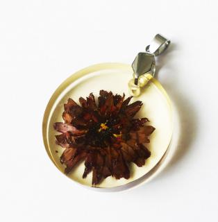 Kruhový živicový prívesok s bordovým kvetom - chirurgická oceľ (Handmade kruhový živicový prívesok - bordový kvet)