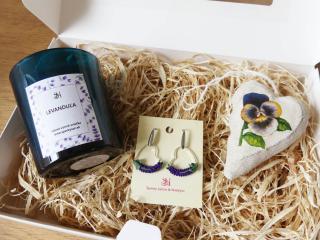 Levanduľový darčekový box pre ženy s náušnicami, dekoráciou a sójovou sviečkou (Darčeková krabička pre ženy obsahujúca náušnice, dekoráciu a sójovú sviečku)
