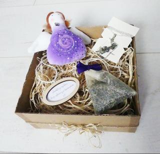 Levanduľový darčekový box s anjelikom, príveskom, citátom a vrecúškom (Levanduľový darčekový box so šitým levanduľovým anjelikom, živicovým príveskom s levanduľou, citátom a levanduľovým vrecúškom)
