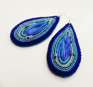Luxusné modré šité náušnice s krištálmi  (Modré náušnice vyrobené technikou bead embroidery)