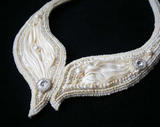 Luxusný béžový šitý nárhdelník so Swarovski krištálmi a perlami (Béžový náhrdelník vyrobený technikou bead embroidery)