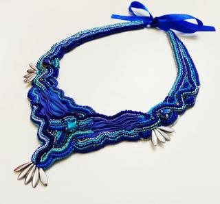 Luxusný modrý šitý náhrdelník s krištálmi - VLNOBITIE  (Modrý náhrdelník vyrobený technikou bead embroidery)
