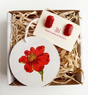 Malý červený darčekový box s náušnicami a dekoráciou  (Menší darčekový box obsahujúci náušnice a závesnú dekorácia s motívom kvetu)