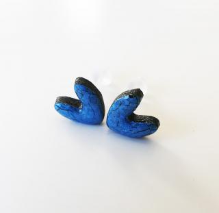 Metalicky modré antialergické napichovacie náušnice srdiečka z polymérovej hmoty (Handmade metalické modré antialergické napichovačky v tvare srdca )