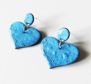 Metalicky modré visiace náušnice srdiečka z polymérovej hmoty (Handmade metalické modré antialergické náušnice v tvare srdca )