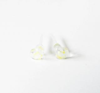 Mini živicové napichovacie náušnice srdiečka so žltým kvietkom (Handmade malé žlté napichovacie srdcové náušnice )