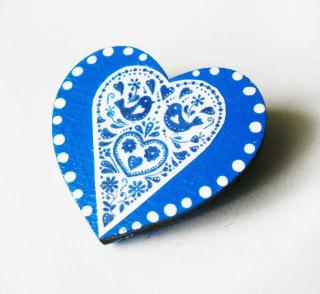 Modrá folklórna srdiečková brošňa (Drevená modrá srdcová brošňa s folklórnym motívom)