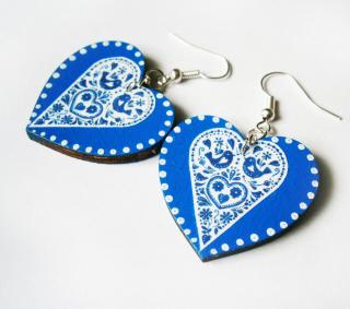 Modré folklórne srdcové náušnice s bodkami (Drevené folklórne náušnice modré srdcia s bodkami)