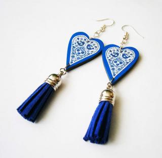 Modré folklórne srdcové náušnice so strapcami 2 (Drevené folklórne náušnice modré srdcia so strapcami 2)