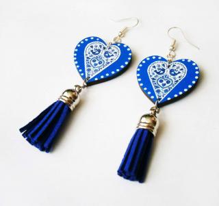 Modré folklórne srdcové náušnice so strapcami (Drevené folklórne náušnice modré srdcia so strapcami)