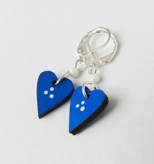 Modré srdcové náušnice z dreva s bielymi bodkami a uzatvárateľnými háčikmi (Drevené náušnice malé modré srdcia s bielymi bodkami)