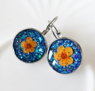 Modré živicové visiace náušnice z chirurgickej ocele s oranžovým kvetom (Handmade modré živicové visiace náušnice s kvetmi )