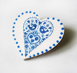 Modro-biela folklórna srdiečková brošňa (Drevená modro-biela srdcová brošňa s folklórnym motívom)