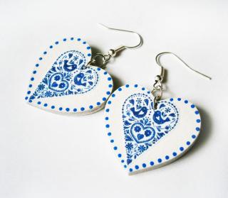 Modro-biele folklórne srdcové náušnice s bodkami (Drevené folklórne náušnice modro-biele srdcia s bodkami)