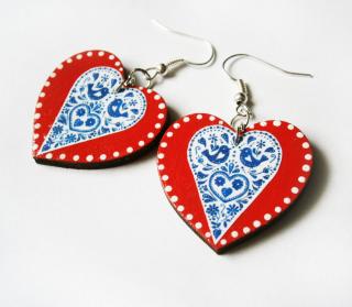 Modro-červené folklórne srdcové náušnice s bodkami (Drevené folklórne náušnice modro-červené srdcia s bodkami)