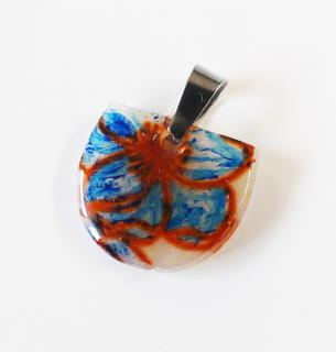 Modro-červený prívesok z polymérovej hmoty a živice s kvetom - chirurgická oceľ (Handmade modro-červený prívesok s kvetinovým motívom a chirurgickou oceľou)