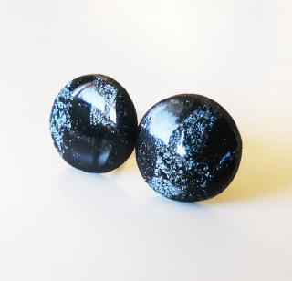 Modro-čierne metalické napichovacie náušnice kruhy so vzorom  (Handmade modro-čierne napichovačky zo živice a fima s metalickým odleskom)