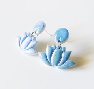 Modro-fialové náušnice lotosové kvety z polymérovej hmoty a živice (Handmade modro-fialové visiace náušnice v tvare lotosového kvetu)