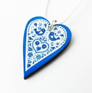 Modrý folklórny srdcový prívesok (Drevený modrý srdiečkový prívesok s folklórnym motívom)