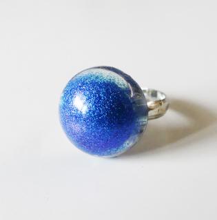 Modrý pertleťový živicový polguľový prsteň  (Handmade prsteň zo živice modrej perleťovej farby)