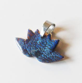 Modrý prívesok z polymérovej hmoty a živice s lotosovým kvetom- chirurgická oceľ (Handmade modrý prívesok s motívom lotosového kvetu a chirurgickou oceľou)