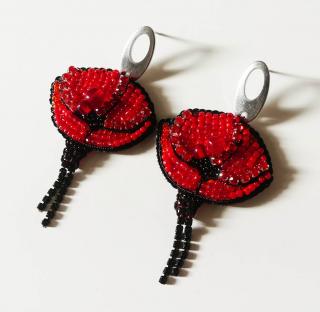 Náušnice divé maky šité z korálok - chirurgická oceľ (Handmade visiace náušnice vlčie maky s chirurgickou oceľou z korálok )