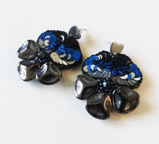 Náušnice modro-čierne sirôtky - chirurgická oceľ (Handmade visiace náušnice modrej farby v tvare sirôtok alebo fialiek s chirurgickou oceľou z korálok a flitrov)