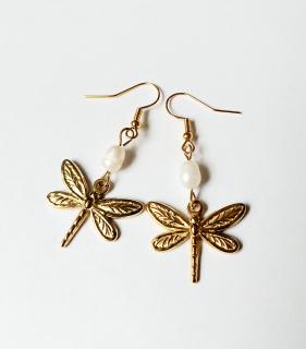 Náušnice z riečnych perál s vážkou - chirurgická oceľ (Handmade korálkové náušnice z riečných perál)