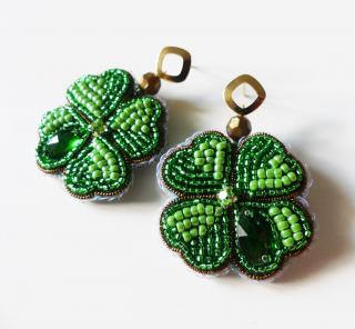 Náušnice zelený štvorlístok - chirurgická oceľ (Handmade visiace náušnice zelené štvorlístky s chirurgickou oceľou z korálok )