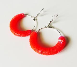 Neónovo-oranžové kruhové handmade náušnice  (Handmade kruhové náušnice neónovo oranžovej farby s metalickými odleskmi)