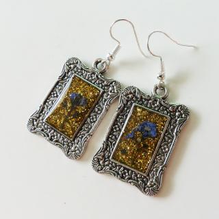 Nezábudky na zlatom podklade vo vintage lôžku - handmade živicové náušnice (Handmade živicové náušnice s kvetom nezábudky na zlatom podklade)
