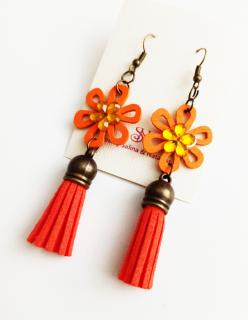 Oranžové strapcové náušnice z dreva v tvare kvetu (Drevené náušnice oranžové kvietky so strapcami)