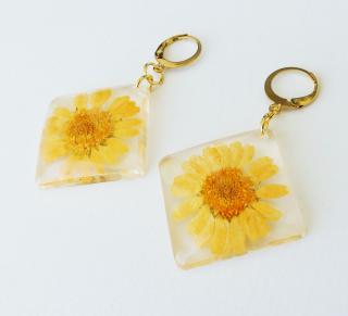 Oranžové štvorcové náušnice zo živice s kvetom margarétky - chirurgická oceľ  (Handmade oranžové živicové náušnice s kvetmi doplnené chirurgickou oceľou)