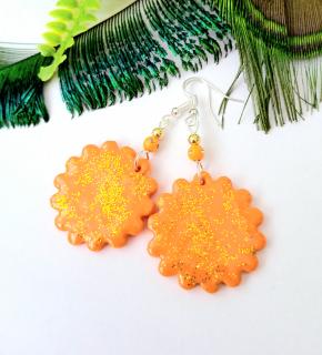 Oranžové visiace náušnice kvety z polymérovej hmoty s trblietkami (Oranžové ručne modelované fimo náušnice )