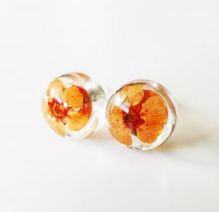 Oranžové živicové napichovacie náušnice s kvetmi 3 (Handmade oranžové kvetinové napichovacie náušnice 3)