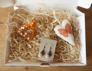 Oranžový darčekový box pre ženy s náušnicami a dekoráciami (Oranžová darčeková krabička pre ženy obsahujúca šité  náušnice a závesné dekorácie)