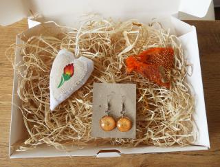 Oranžový darčekový box pre ženy so živicovými náušnicami a dekoráciami (Oranžová darčeková krabička pre ženy obsahujúca živicové náušnice a závesné dekorácie)