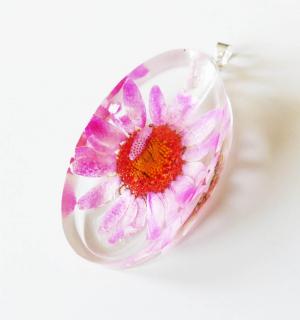 Oválny prívesok zo živice s ružovou margarétkou (Handmade živicový oválny prívesok ružová margarétka)