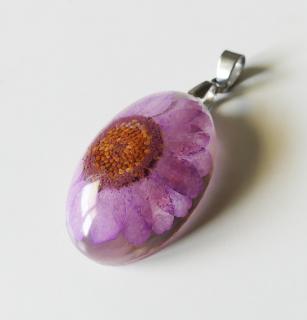 Oválny živicový prívesok s fialovým kvetom margarétky - chirurgická oceľ (Handmade oválny živicový prívesok - fialová margarétka)