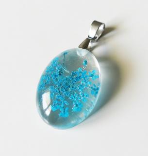 Oválny živicový prívesok s modrými kvetmi - chirurgická oceľ (Handmade oválny živicový prívesok - modrý kvet)