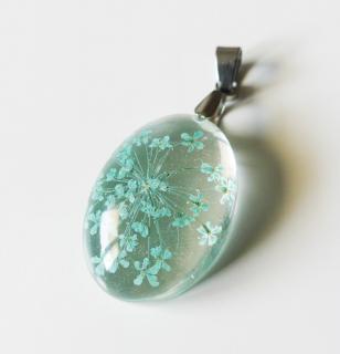 Oválny živicový prívesok s tyrkysovými kvetmi - chirurgická oceľ (Handmade oválny živicový prívesok - tyrkysový kvet)