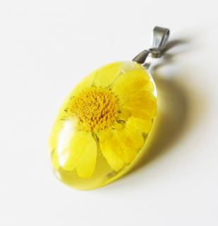 Oválny živicový prívesok so žltým kvetom margarétky - chirurgická oceľ (Handmade oválny živicový prívesok - žltá margarétka)