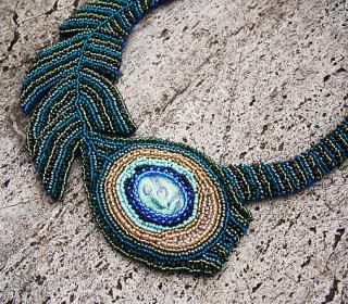 Pávie pierko - autorský dizajnový náhrdelník (Exkluzívny náhrdelník šitý z korálok)