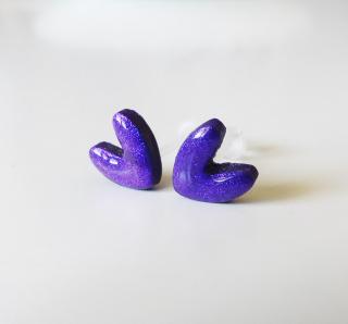 Perleťové fialové antialergické napichovacie náušnice srdiečka z polymérovej hmoty (Handmade perleťové fialové antialergické napichovačky v tvare srdca )