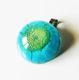 Polguľový živicový prívesok s modrým kvetom margarétky - chirurgická oceľ (Handmade polguľový živicový prívesok - modrá margarétka)