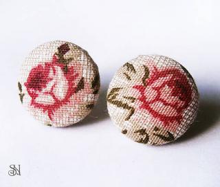 Retro hnedo-ružové kvetinové napichovacie náušnice (Textilné button napichovačky - kvety)